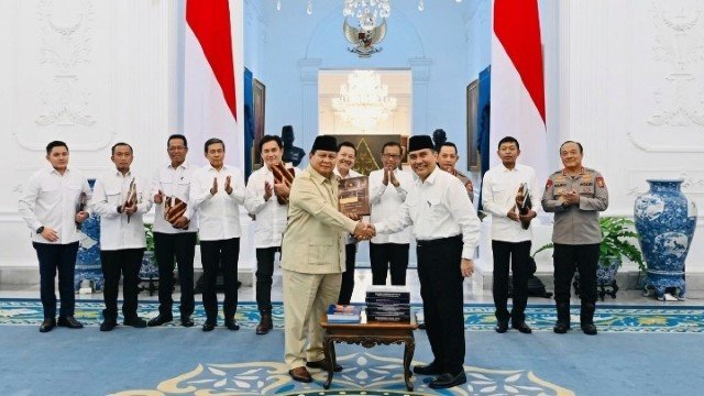 Misteri di Balik 10 Buku Reformasi Polri: Restu Prabowo dan 'Skenario Besar' Memangkas Kaki Penguasa!