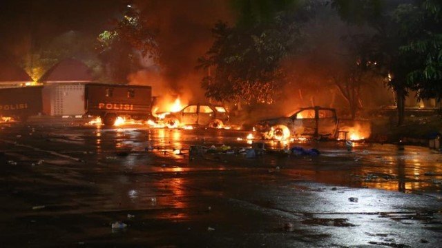 Papua Membara! Duel Persipura vs Adhyaksa FC Berujung Lautan Api 25 Mobil Hangus, Puluhan Motor Polisi Raib