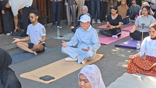 Pensiun Tapi Tetap Butuh Kamera? Aksi Jokowi Yoga di Depan Rumah Malah Panen Nyinyiran Netizen