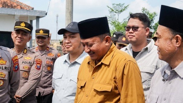 Plot Twist Tergokil! Anggota DPRD Bangkalan Malah Cengar-Cengir Saat Didemo Anak Kandung Sendiri