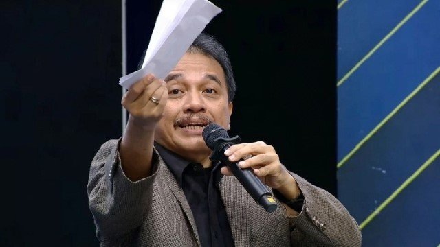 Roy Suryo Murka, Lempar Amplop Uang ke Arah Kamera 'Jangan Coba-Coba Sogok Saya, Saya Tak Sudi Makan Uangmu!