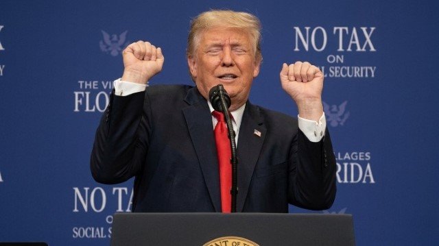 Trump Tuai Kritik Usai Aksi Kontroversial Tiru Atlet Transgender Saat Pidato di Florida