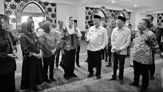 VIRAL Menpar Disebut Pakai Sepatu Masuk Masjid Raya Sumbar, Pemprov Akhirnya Buka Suara