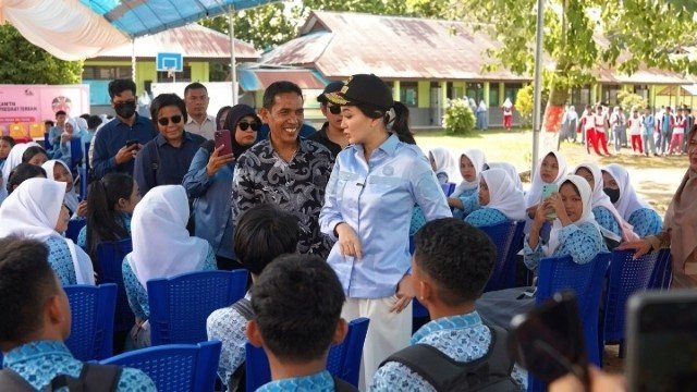 VIRAL! Sherly Tjoanda ‘Semprot’ Kepala Sekolah Ngawur: Bapak Begini, Gimana Muridnya?