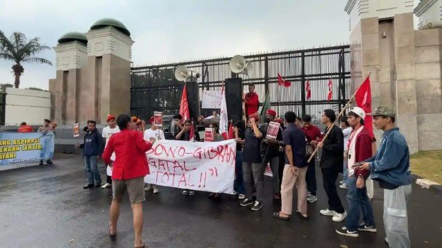 Aliansi Cipayung Geruduk Gedung DPR: Spanduk 'Prabowo-Gibran Gatal-Gagal Total' Berkibar di Depan DPR