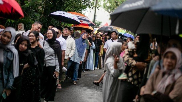 Antrean Mengular! Ratusan Warga Rela Berdesakan Demi Ucapkan Selamat Ulang Tahun pada Jokowi