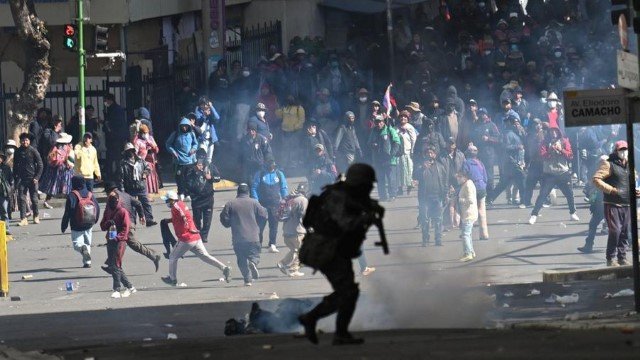 CHAOS TOTAL! Demo Ganti Presiden Tak Terkendali, Menhan Mundur di Tengah Krisis Yang Memburuk