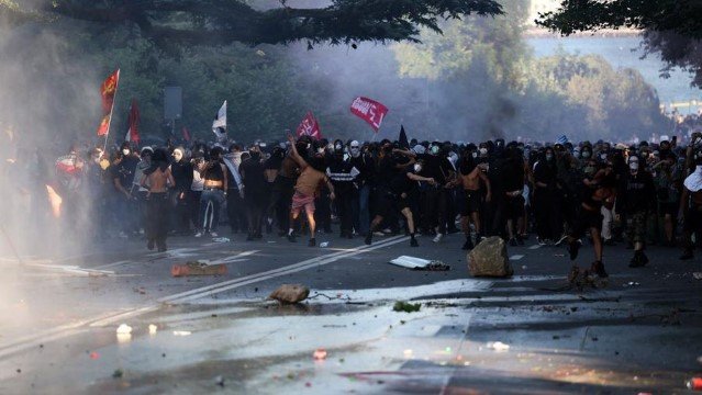 Dunia Tercengang Negara Yang Selalu Damai Tiba-Tiba Membara, Tesla Dibakar-Bank Dirusak!