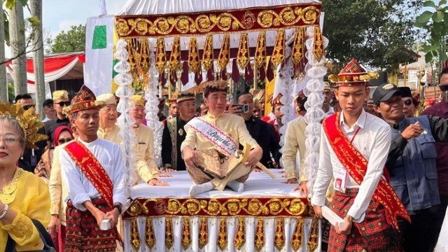 GOKIL! Jokowi Dapat Gelar Adat Baginda Pemuka Bangsa Saat Safari di Lampung