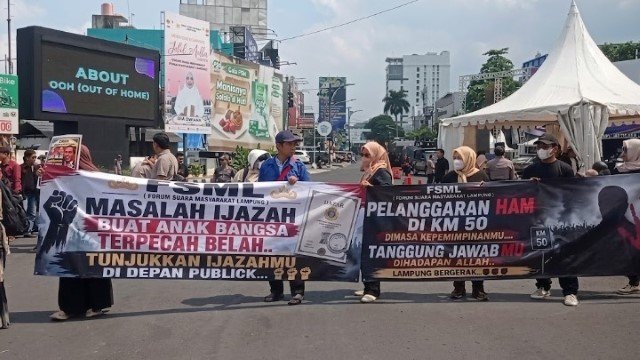 Lampung Membara! Emak-Emak Nekat Turun ke Jalan Tolak Jokowi, Ratusan Aparat Siaga Satu