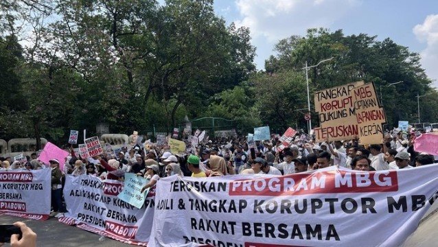 Lautan Massa Padati Patung Kuda, Teriakan Lantang: Lanjutkan MBG, Dukung Program Prabowo!
