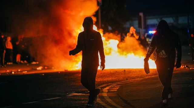 NGERI! Kerusuhan Mencekam Pecah, Warga Mengamuk Usai Insiden Berdarah 'Penggal Kepala'