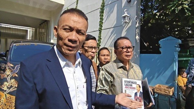 Rismon Bikin Kejutan! Temui Langsung Jokowi, Serahkan Bukti dalam Buku ‘Otentifikasi Ijazah Joko Widodo’