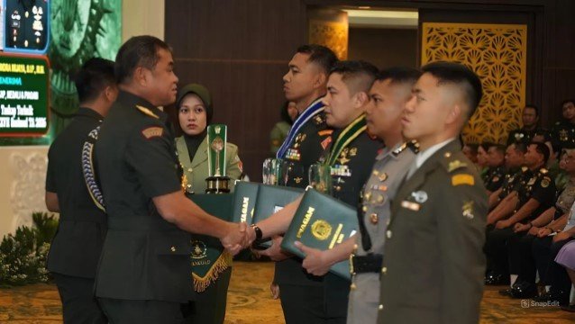 Seskab Teddy Mengguncang Seskoad Sabet Gelar Penulis Taskap Terbaik 2026 dengan Karya Fenomenal!