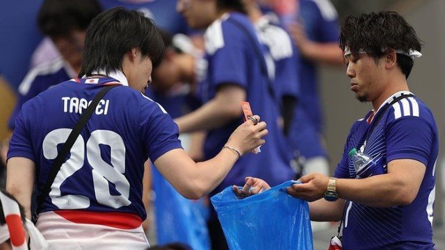 Terbongkar! Alasan Mengejutkan di Balik Kritik Tajam Terhadap Aksi Bersih-Bersih Suporter Jepang