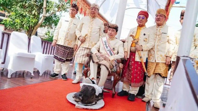 Terbongkar Rahasia Mistis di Balik Aksi Jokowi Injak Kepala Kerbau Saat Terima Gelar Adat