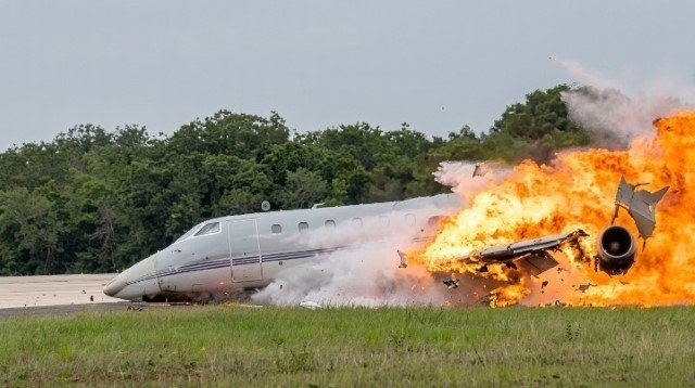 Tragedi Maut! Detik-Detik Mencekam Jet Pribadi Meledak Usai Lepas Landas, Dua Pilot Tewas