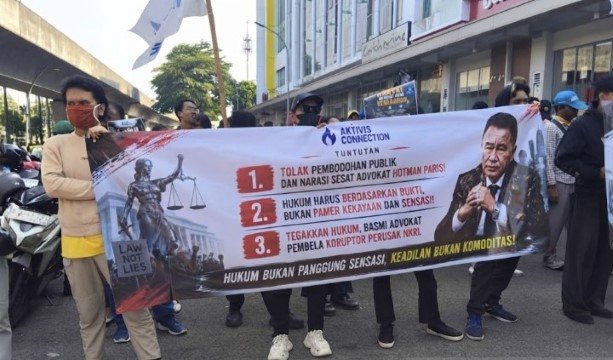 Bikin Heboh! Ratusan Orang ‘Kepung’ Kantor Hotman Paris di Kelapa Gading, Suasana Sempat Memanas