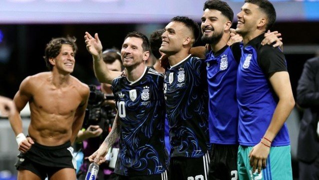 Bikin Ngakak! Momen Lucu Lionel Messi Cs Temukan Botol Contekan Penalti Pickford
