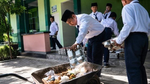 Borok Program Makan Bergizi Disorot! Viral Aksi Siswa di Bondowoso Buang Nasi MBG, Alasannya Bikin Tepuk Jidat