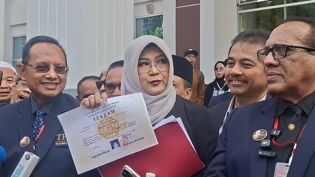 Bukti Telak Dibuka ke Publik! Dokter Tifa Beberkan Temuan Perbedaan ‘Mencolok’ di Ijazah UGM 1985
