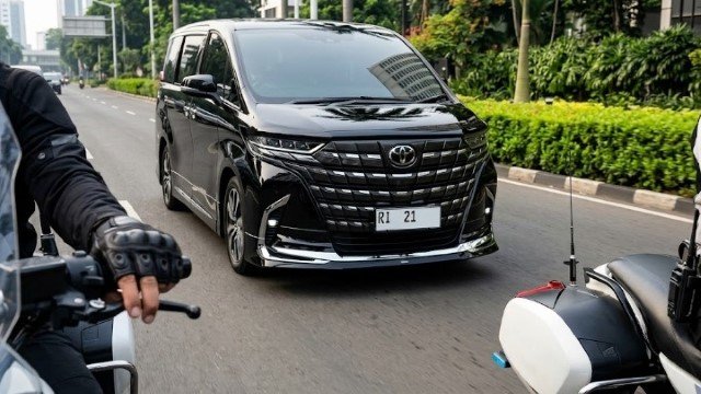 GEGER! Patwal RI 21 Pepet Paksa Mobil Warga Hingga Berhenti, Pengemudi Ngamuk Tak Terima