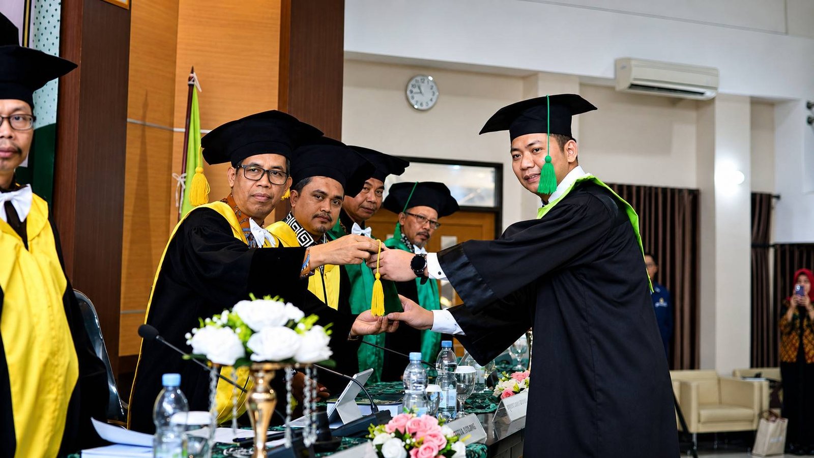 GUS MUHAMAD RIKZA SAPUTRO RAIH GELAR DOKTOR UIN SUNAN KALIJAGA, HADIRKAN MODEL REVITALISASI PENDIDIKAN AGAMA ISLAM BERBASIS BUDAYA PESANTREN