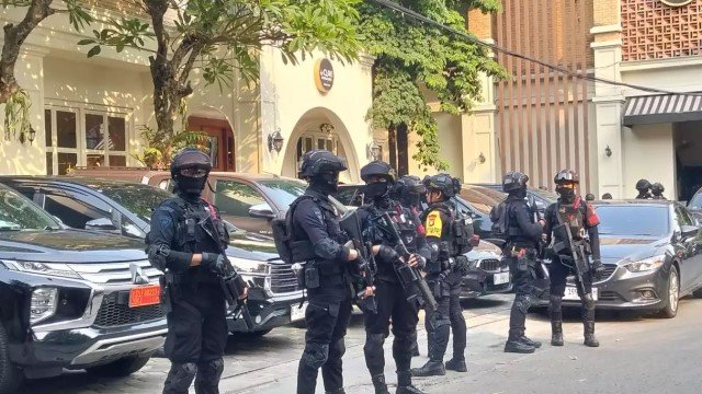 Geger! Cafe de'CLAN Disegel Polisi, Diduga Jadi 'Markas' Praktik 3 Kasus Korupsi Kakap