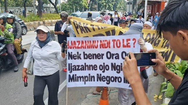 Geger Kantor Setwapres Digeruduk! Pasukan Emak-Emak Desak Gibran Tunjukkan Ijazah SMA