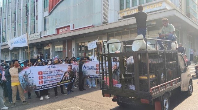 Geger Kemarahan Massa! Hotman Paris Diserbu Gelombang Demonstran Buntut Rekam Jejak Kontroversial Hobi Bela Koruptor