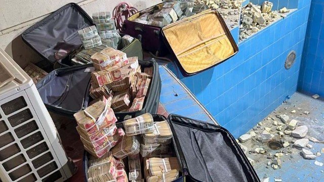 Geger! Rumah Wamen Digerebek, Uang Tunai Rp251 Miliar Ditemukan di Dalam Dinding