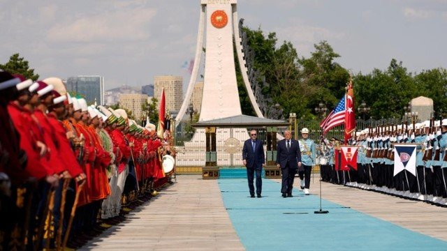 HEBOH Karpet Biru Sambut Trump di Turki, Ada Pesan Terselubung? Mengapa Bukan Karpet Merah?