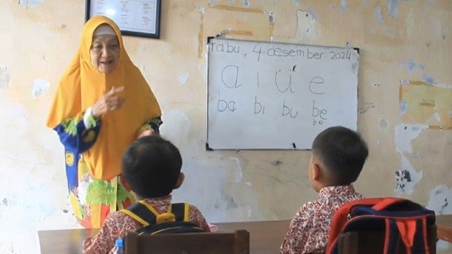 Mengabdi 63 Tahun Tanpa Lelah! Kisah Chamimah, Adik Wapres RI yang Pilih Jadi Guru daripada Hidup Mewah