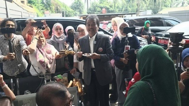 Momen Spesial! Roy Suryo Rayakan Ulang Tahun di Pengadilan, Potongan Kue Pertama untuk Eks Wakapolri