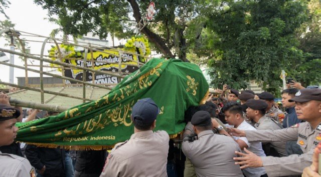 Pecah! Demo #MatinyaReformasiPolri Berujung Ricuh Usai Kado Keranda Mayat BEM UI Direbut Paksa Polisi