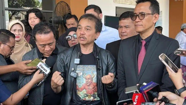 Sengaja Memancing Roy Suryo Pakai Kaus Kontroversial Bergambar Mirip Jokowi Bertanduk!