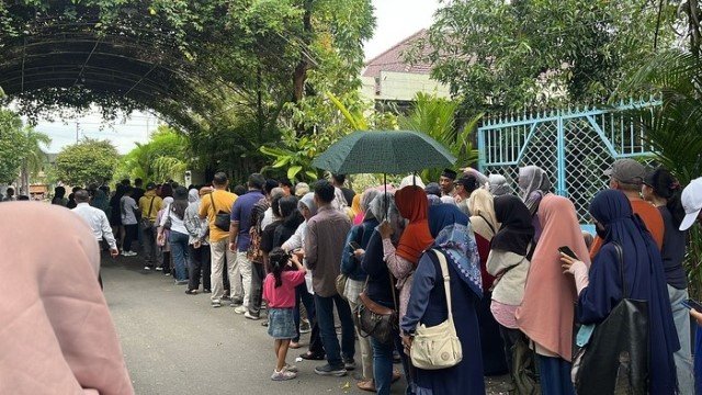 Senior PDIP Bongkar Ada 'Uang' di Balik Antrean Orang Berbondong-Bondong Sambangi Rumah Jokowi