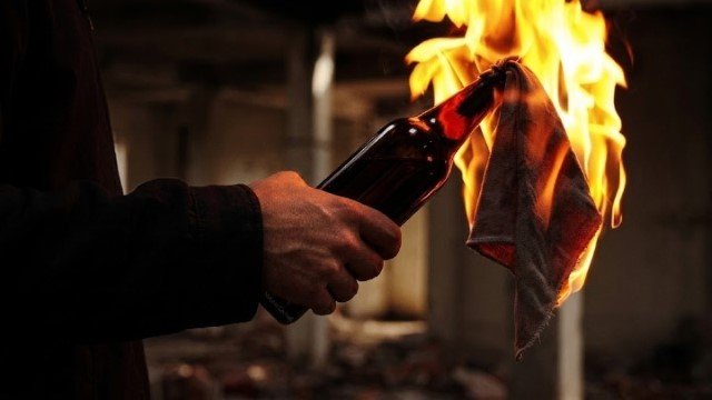 Siapa Dalangnya Rumah Politisi Partai Berkuasa Diteror Bom Molotov Tengah Malam!