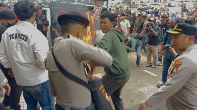 Sinyal Kemarahan Publik Meledak! Aksi Unjuk Rasa Tuntut Penahanan Febrie Adriansyah di Kejagung Berubah Chaos