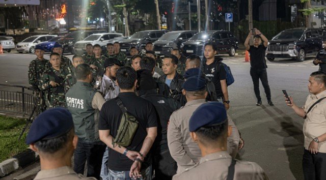 Situasi Memanas! 50 Pria Berseragam Diduga Tentara Kepung Polda Metro Jaya Pasca Penggeledahan Rumah Febrie Adriansyah
