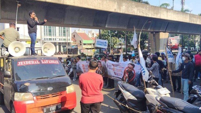 Situasi Memanas! Kantor Hukum Hotman Paris di Kelapa Gading Dikepung Massa Pendemo