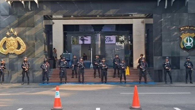 Situasi Mencekam di Polda Metro Jaya! Puluhan Brimob Bersenjata Lengkap Kepung Lokasi Jumpa Pers