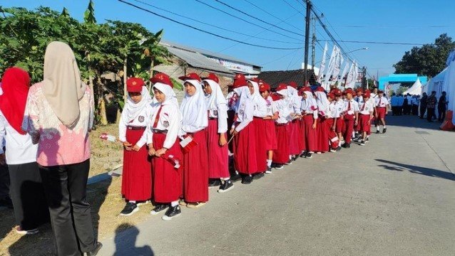 Tugas Cuma Lambaikan Bendera, Pengerahan 1.000 Siswa Sambut Prabowo-Modi Disebut Eksploitasi?