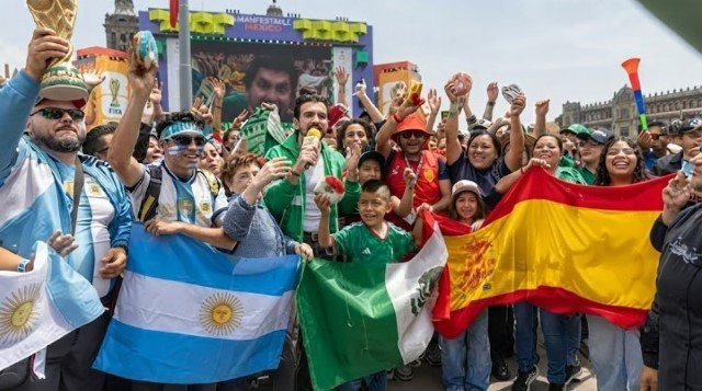 VIRAL! Fans Meksiko ‘Kerjai’ Suporter Argentina Saat Final Piala Dunia 2026