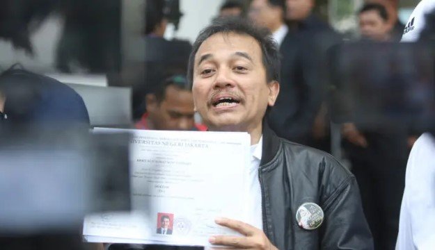 VIRAL Poster Wisuda Roy Suryo dan Tudingan Lulus Tanpa Ujian, Ini Faktanya!
