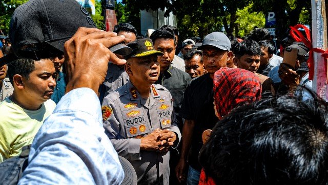 Aksi Heroik! Sosok Polisi Pemberani di Aceh Viral Usai Nekat Seorang Diri Jinakkan Ratusan Warga Yang Mengamuk