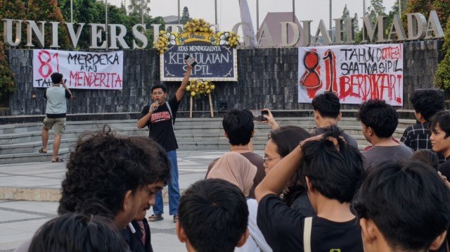 Aksi Protes Mahasiswa UGM Saat HUT RI! Turunkan Bendera Jadi Setengah Tiang, Pertanyakan Makna 81 Tahun Kemerdekaan Merdeka atau Menderita