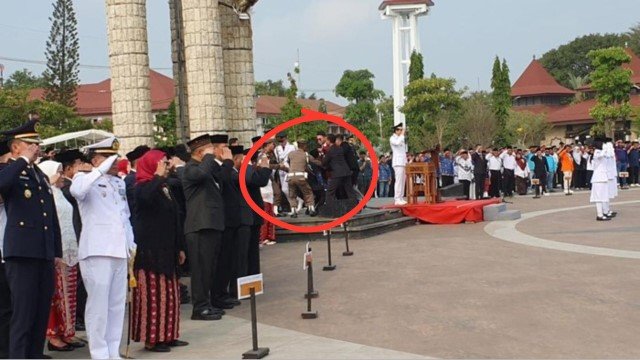 Alamak! ODGJ Tiba-Tiba Nyelonong Masuk Lapangan Saat Upacara HUT RI di Indramayu, Nyaris Peluk Lucky Hakim