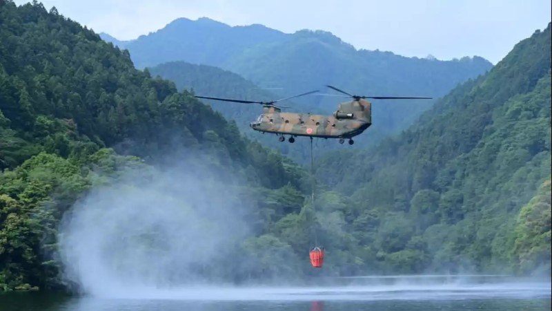 Bantuan Militer Asing Datang! Helikopter Raksasa CH-47 Jepang Dikerahkan Padamkan Karhutla Kalimantan