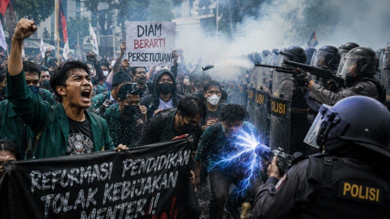 Bentrokan Pecah! Aksi Demo Gen Z Tuntut Menteri Pendidikan Mundur Berujung Ricuh, Ditembak Peluru Karet hingga Disetrum Polisi